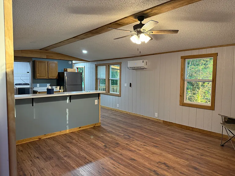 entry to livingroom/kitchen area