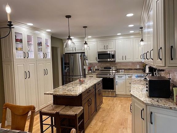 4th image of 33 Ferris Dr