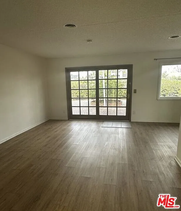 3 bed, 2.0 bath, 1160 sqft, $3,700 — Photo 2