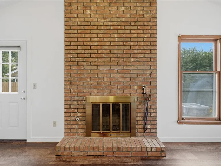 909 W Linden St — Photo 8
