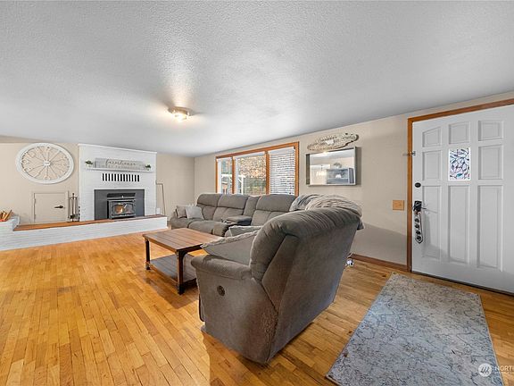 5th image of 3922 248th Street E