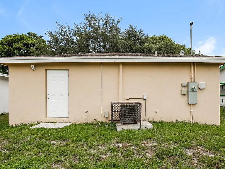 2320 Douglas St — Photo 16
