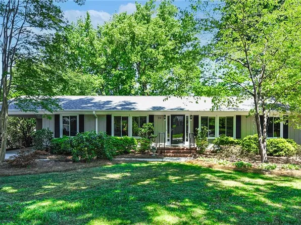 20 Devonshire Dr, Greensboro, NC 27410