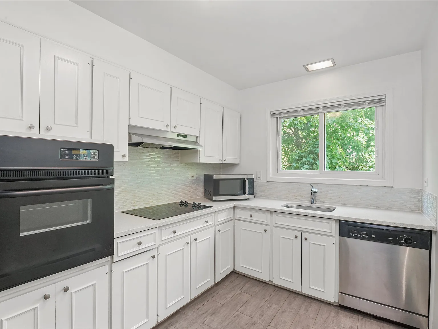 Spacious 2-Bed Second Floor Apartment in Great Evanston Location! — Photo 4