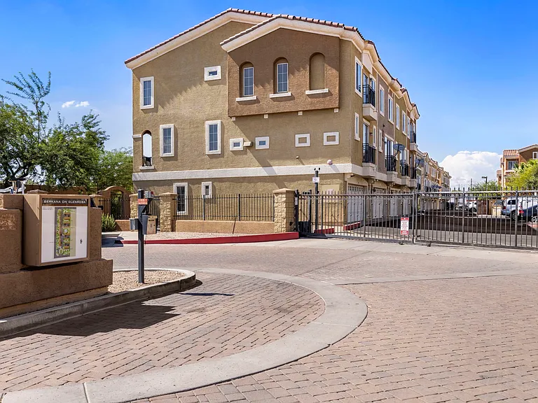 2450 W Glenrosa Ave #9 — Photo 2