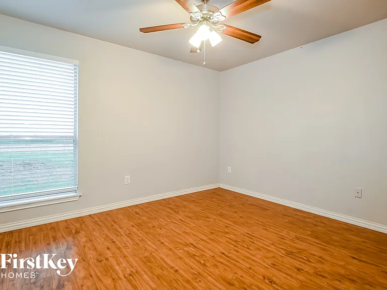 302 Shorewood Dr — Photo 9