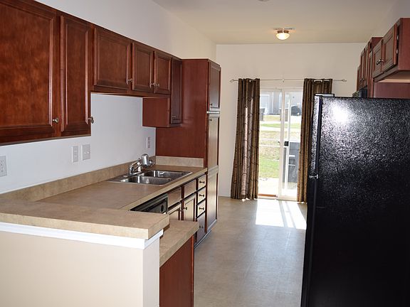 Galley kitchen, eat-in area