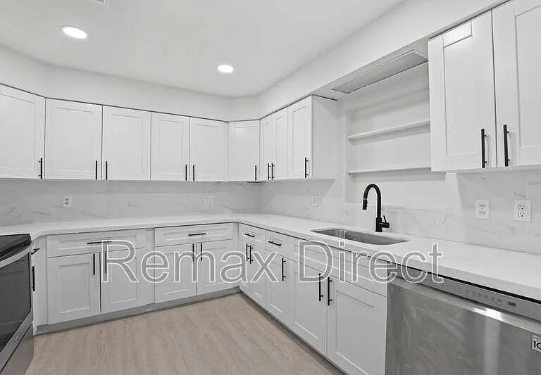 319 S Congress Ave — Photo 3
