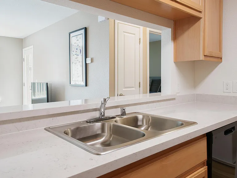 Woodland Hills Apartments — Photo 7