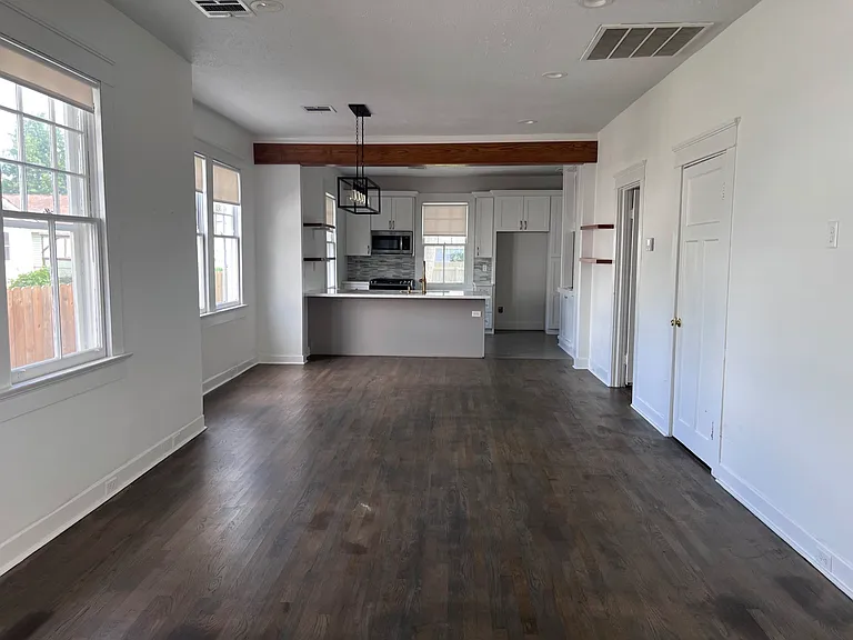 3231 45th St — Photo 2