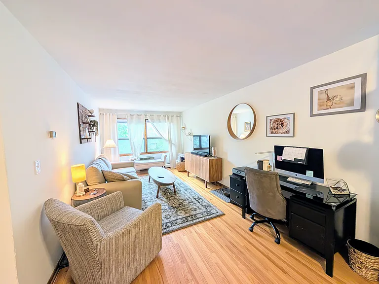 Lexington Court Apartments — Photo 13