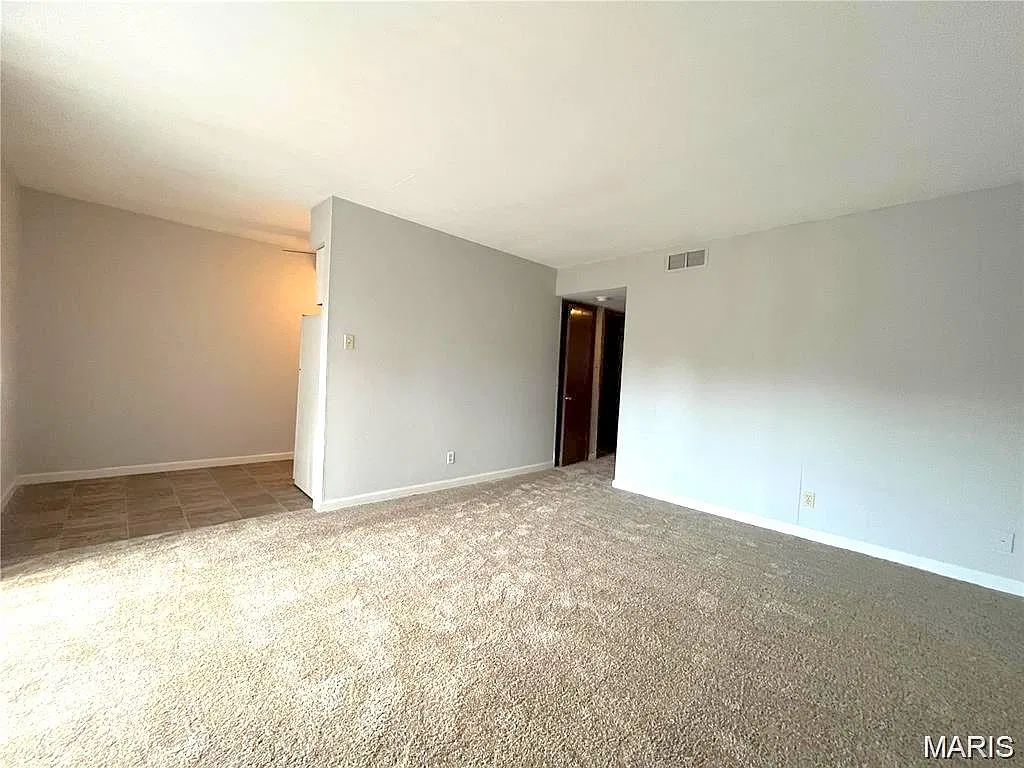 2 bed, 1.0 bath, 792 sqft, $1,050 — Photo 3
