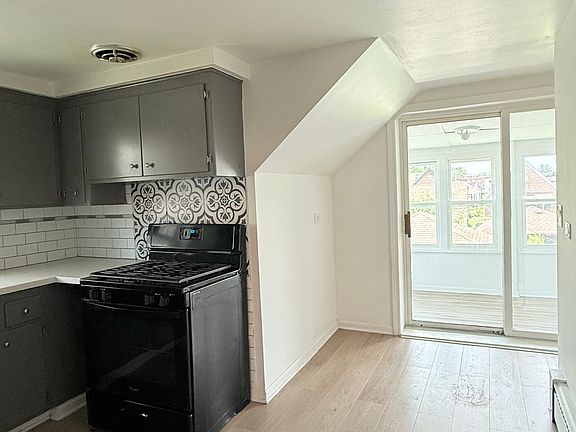 4th image of 3030 N Oleander Ave #2