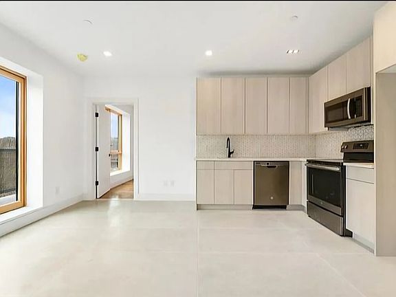 2nd image of 15 Hunterfly Pl #4B