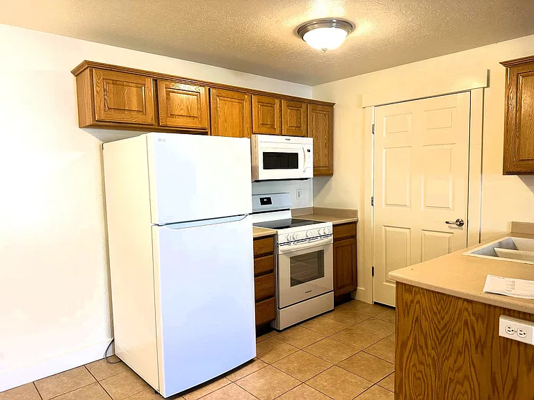 580 S Center St #14 — Photo 8