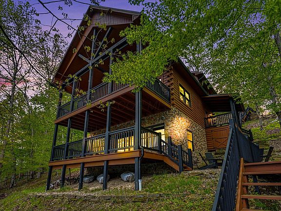 3rd image of 653 Natchez Ln