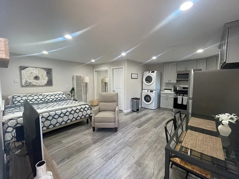 392 Menker Ave #3 — Photo 1