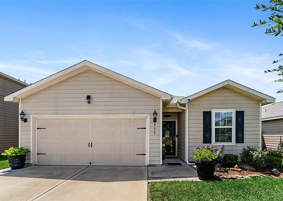 1st image of 977 Lake View Circle