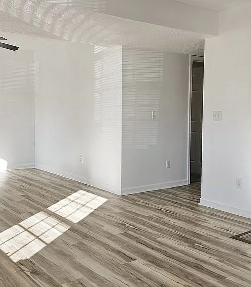 Beautifully updated 4 Bedroom/2 Bathroom downstairs apartment — Photo 41