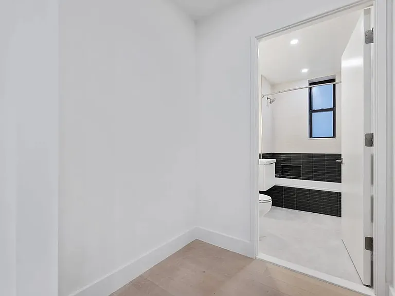 300 W 21st St #62 — Photo 4