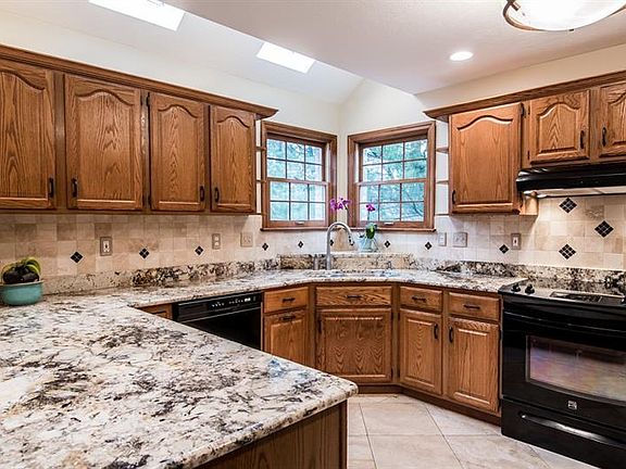 5th image of 240 Elmhurst Cir