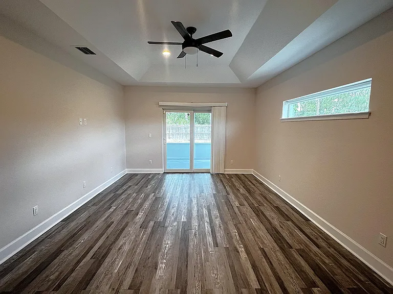 349 SW Dagget Ave — Photo 10