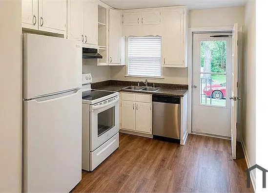 2 bed, 900 sqft, $1,350 — Photo 2