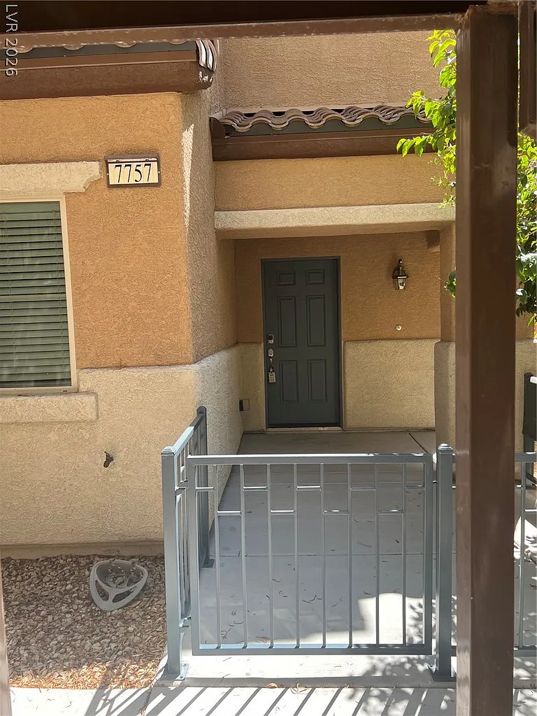 3 bed, 2.5 bath, 1642 sqft, $2,100 — Photo 3