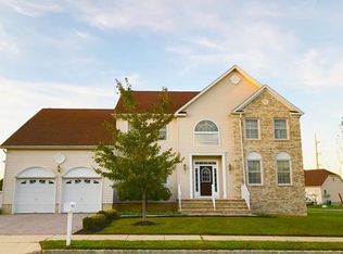 2 Danielle Ln, Monroe Township, NJ 08831