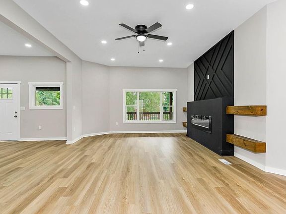 5th image of 1134 Greeley Ave