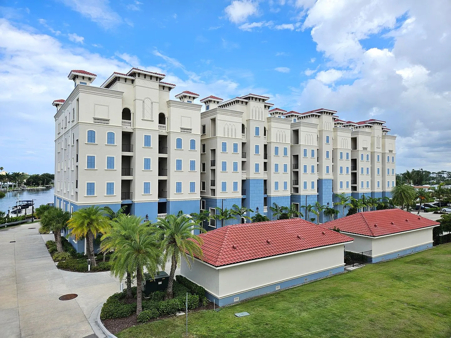 Annual Furnished or Seasonal Short-Term 3 Bedroom 2 Bathroom Luxury Condo on Venice Island! — Photo 4