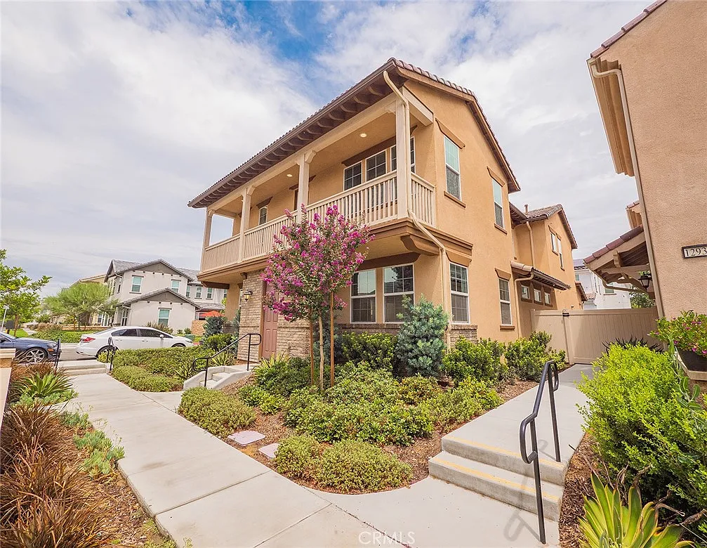 4 bed, 2.5 bath, 2810 sqft, $4,000 — Photo 3