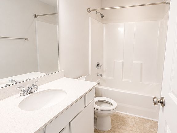5th image of 637 Wooster Dr