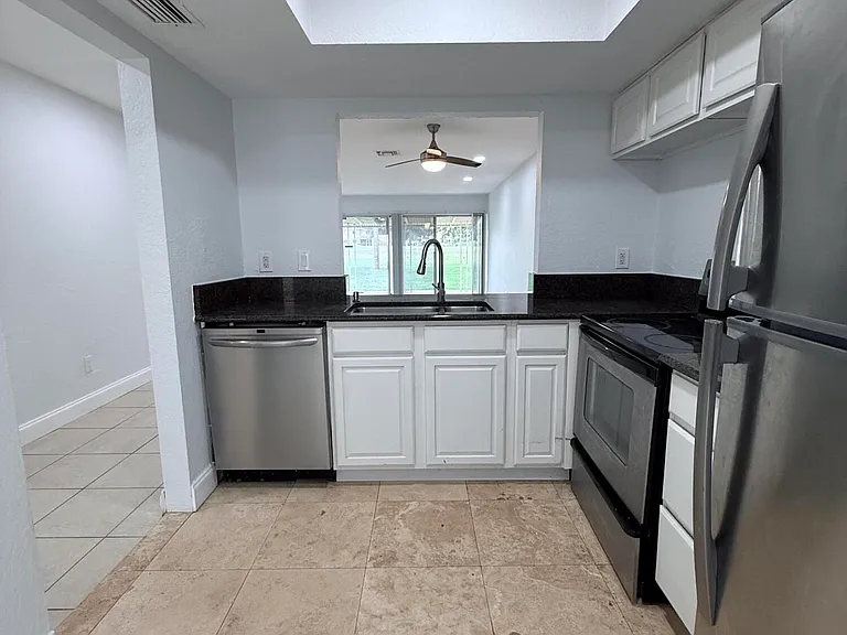 9640 NW 65th St #D10 — Photo 3