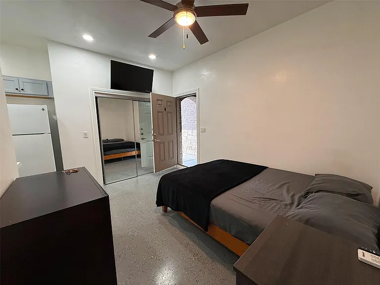 216 Charles Trl #B — Photo 4