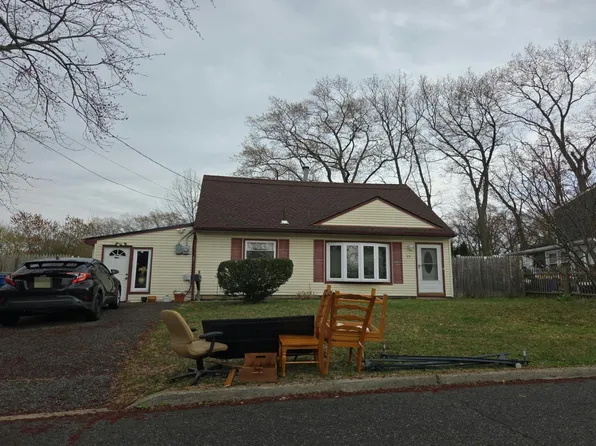 34 Pinetree Dr, Parlin, NJ 08859