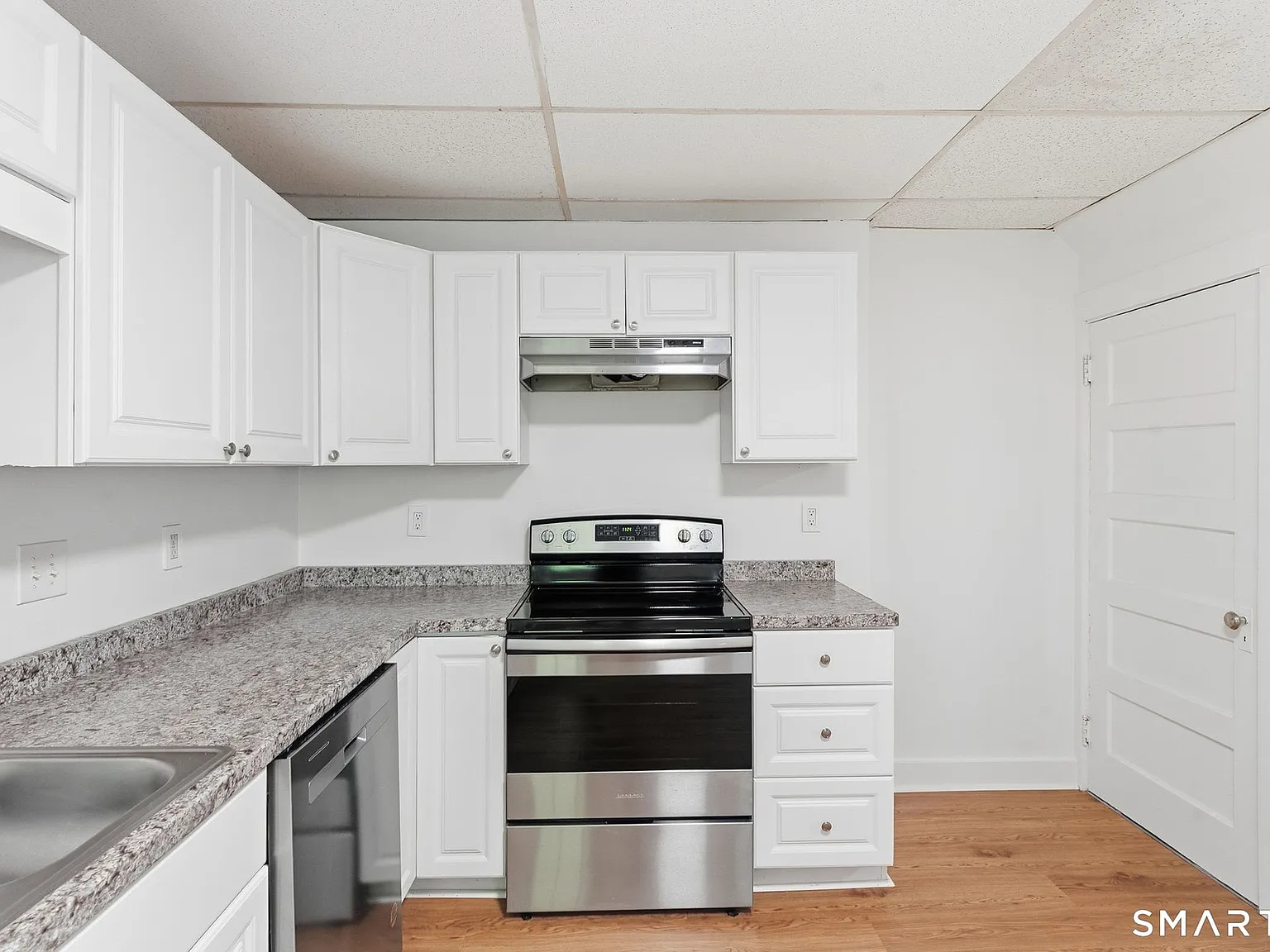 3 bed, 1.0 bath, 4104 sqft, $2,200 — Photo 3