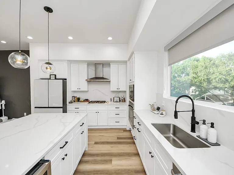 1044 W 17th St — Photo 25