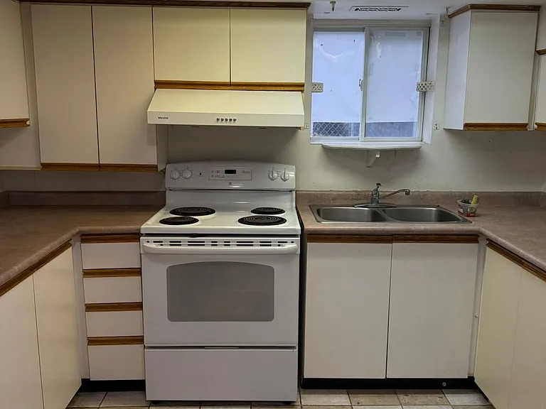 80 Vanbrugh Ave #BASEMENT — Photo 11