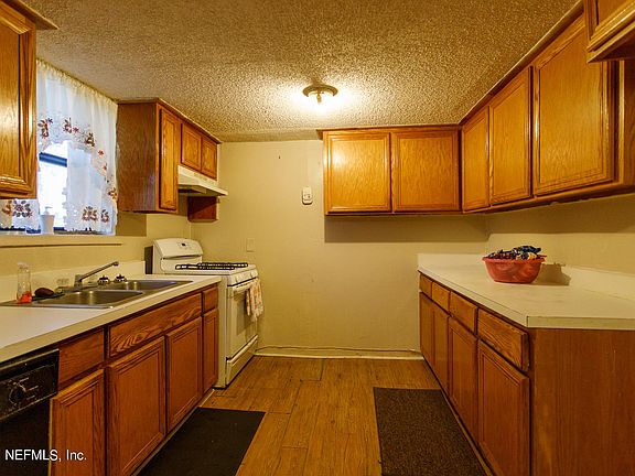 4th image of 204 Citizen St