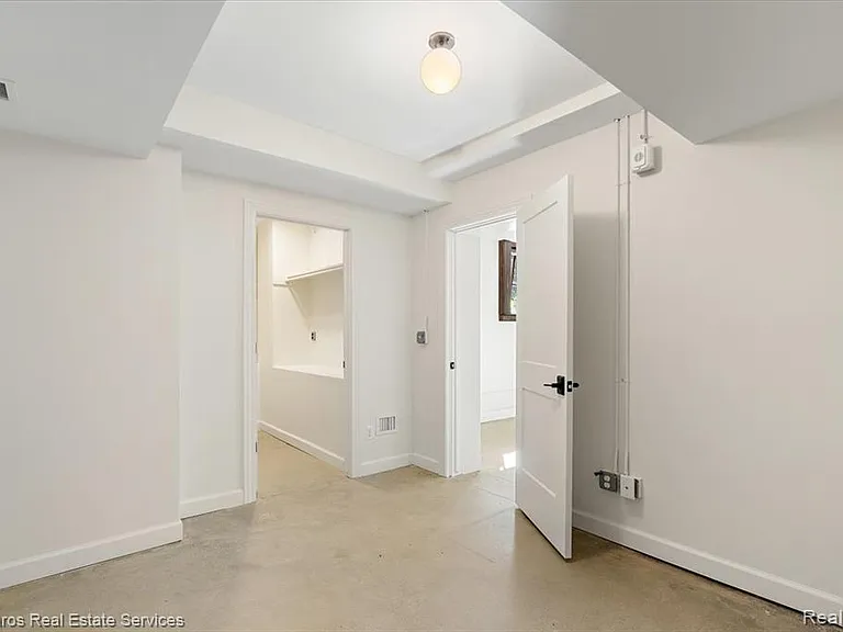 389 Saint Clair St #101 — Photo 14