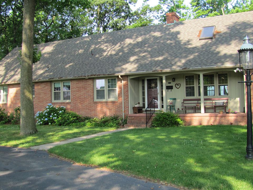 1st image of 259 N River Dr