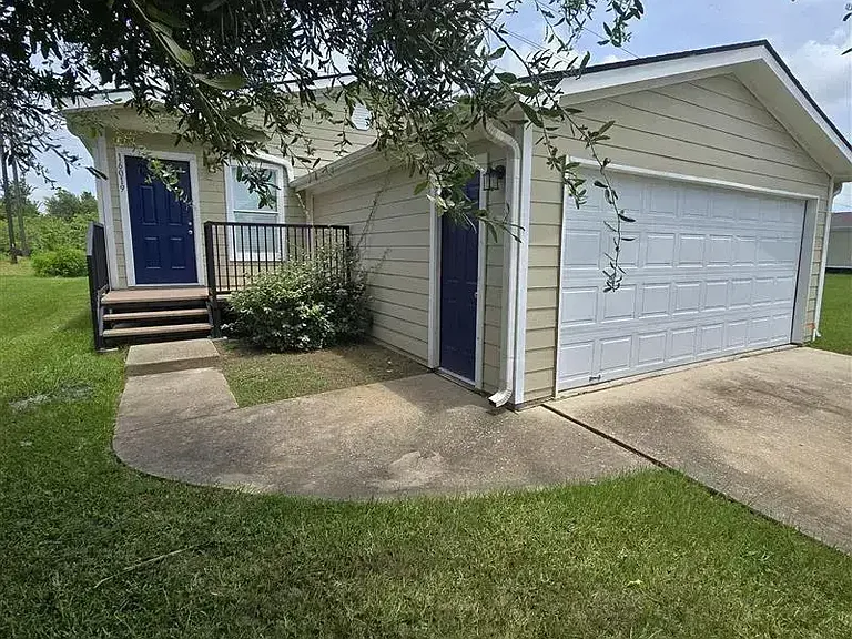 16019 Clarke Springs Dr #16019C — Photo 1