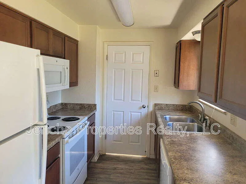 2 bed, 1.0 bath, 960 sqft, $1,795 — Photo 3