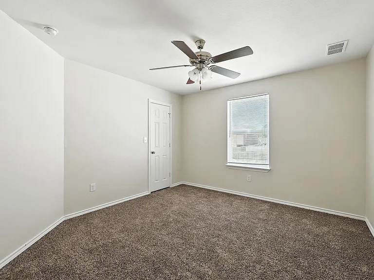 721 E College St — Photo 12