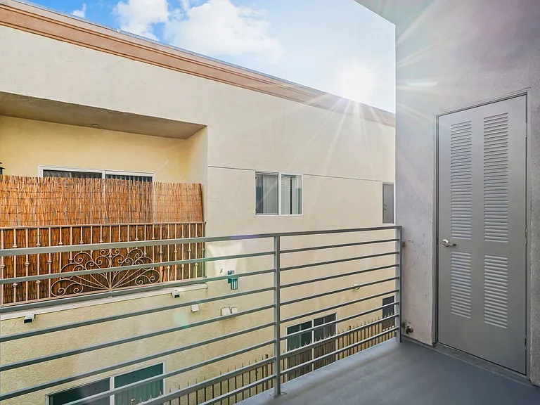 6462 Woodley Ave — Photo 44