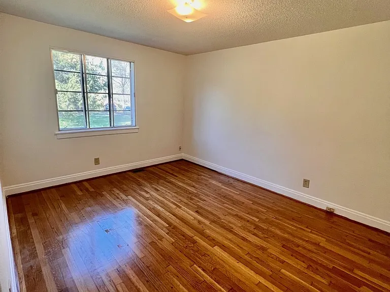 442 Elmhurst Rd — Photo 9