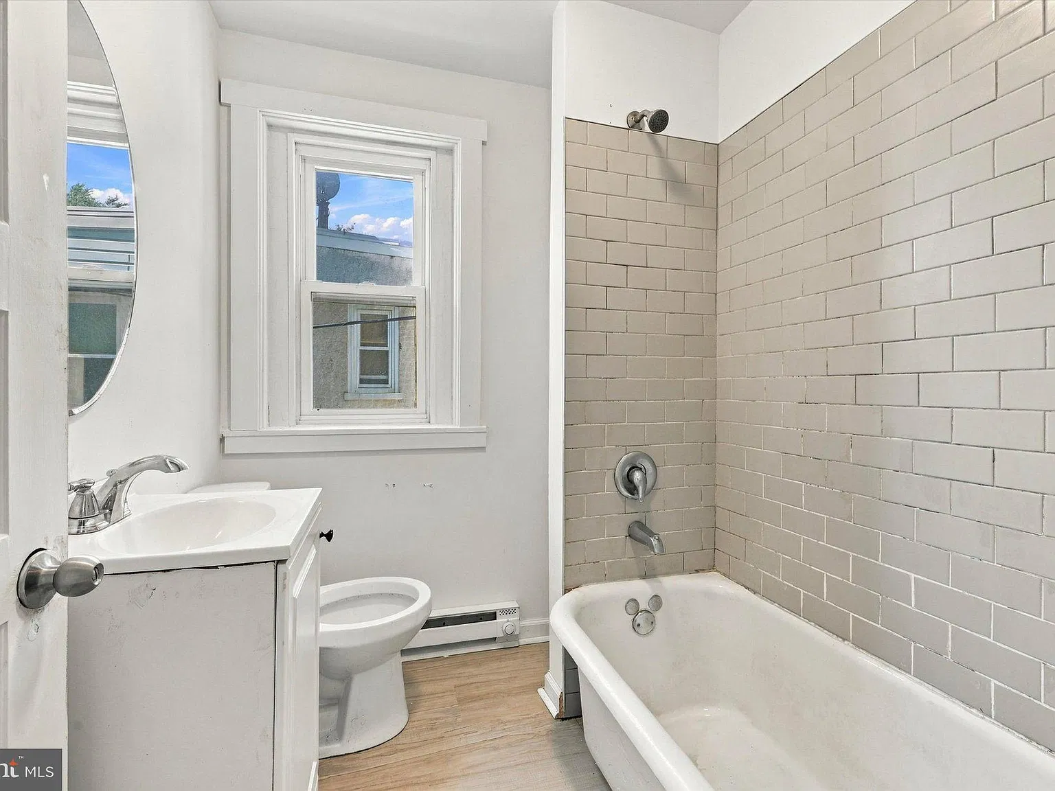 3 bed, 1.0 bath, 1296 sqft, $1,600 — Photo 3