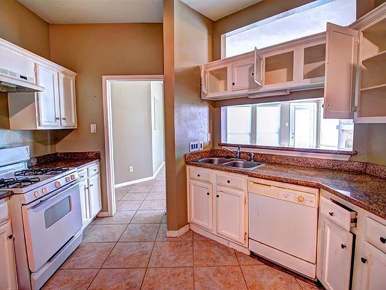 11818 Plumpoint Dr — Photo 6