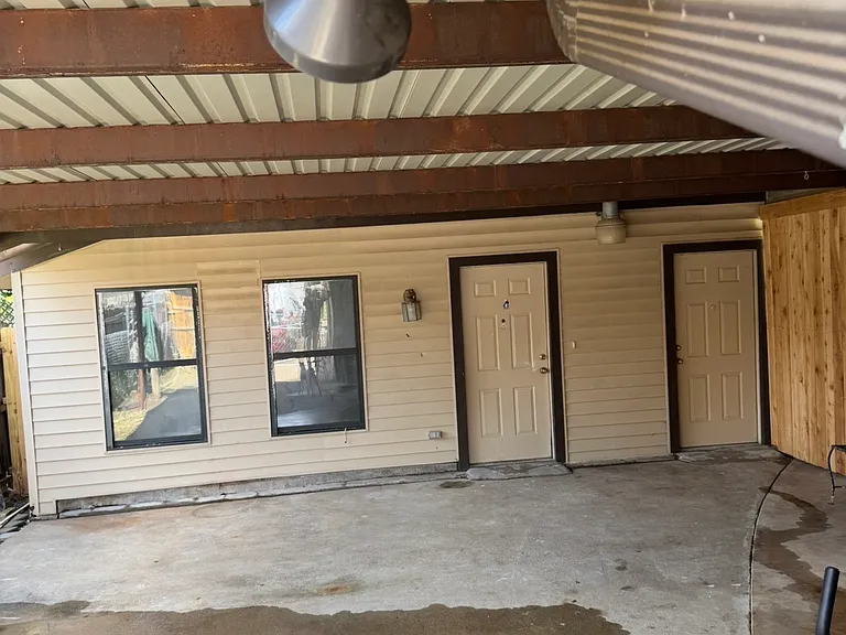 2400 Avonhill Dr — Photo 11